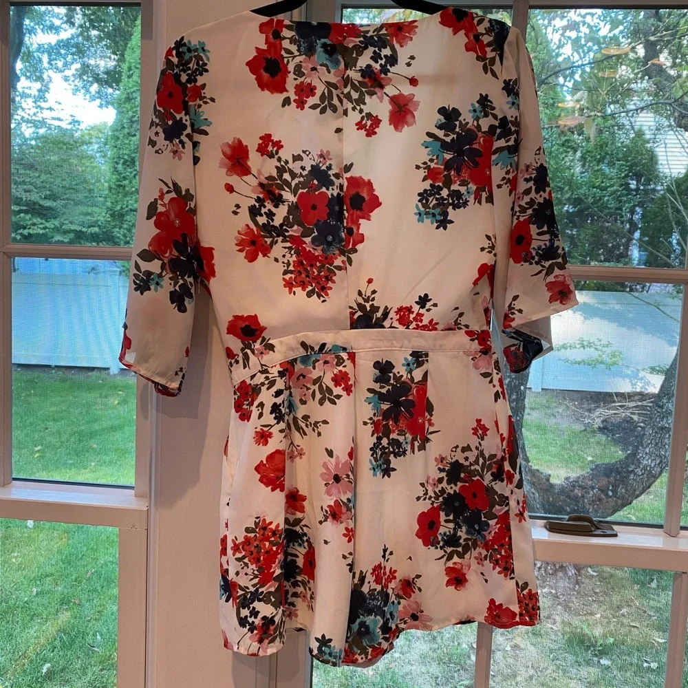 Cupcakes and Cashmere white floral short romper - Picture 2 of 3